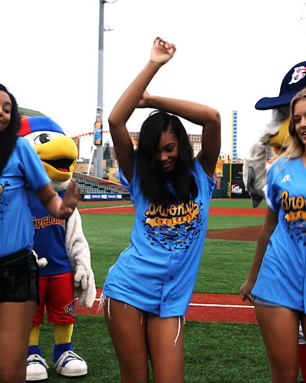 Ariel, Chanel and Hannah Ferguson vs Cyclones' Mascot Dance-off (image)